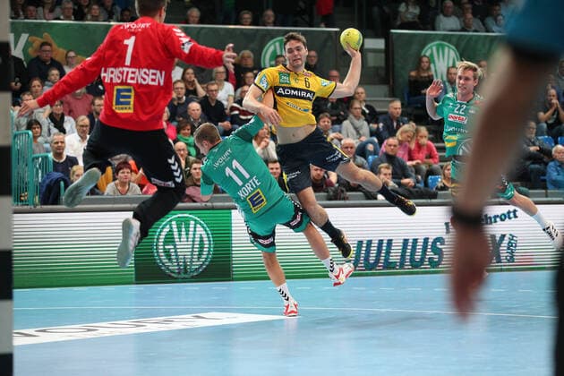 v.l. Espen Christensen (TSV GWD Minden 1),mMats Korte (TSV GWD Minden 11), Niclas Kirkelokke (Rhein-Neckar Loewen 6) GER, Handball, 1. Bundesliga, TSV GWD Minden gegen Rhein-Neckar Loewen, 30.11.2019 Minden Copyright: xStrohdiekx Eibner-Pressefotox EP_jsk
