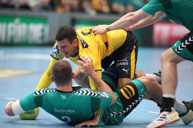 Andy Schmid (Rhein-Neckar Loewen 2) und Lucas Meister (TSV GWD Minden 2)(vorne) gehen zu Boden GER, Handball, 1. Bundesliga, TSV GWD Minden gegen Rhein-Neckar Loewen, 30.11.2019 Minden Copyright: xStrohdiekx Eibner-Pressefotox EP_jsk