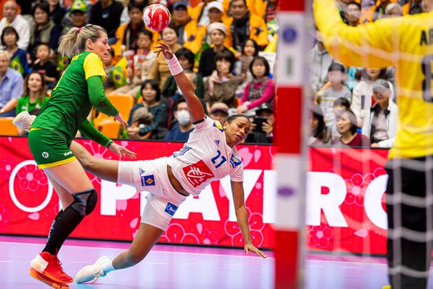 Handball, Frauen: WM 2019, Vorrunde, Gruppe B, 2. Spieltag , Brasilien - Frankreich Estelle Nze Minko (Frankreich) Yamaga City Overall Gymnasium Kumamoto Japan