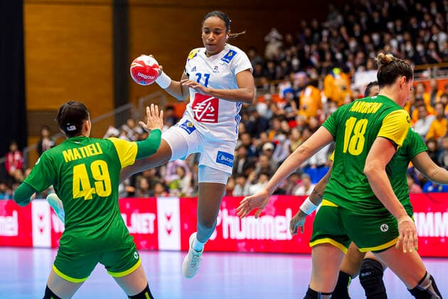 Handball, Frauen: WM 2019, Vorrunde, Gruppe B, 2. Spieltag , Brasilien - Frankreich v.li. Patricia Matieli Machado (Brasilien), Estelle Nze Minko (Frankreich) Yamaga City Overall Gymnasium Kumamoto Japan
