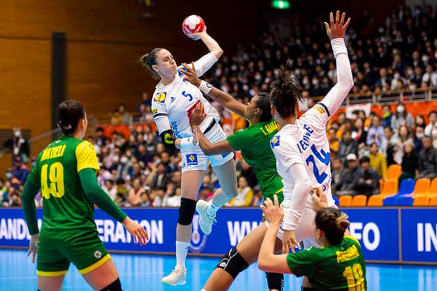 Handball, Frauen: WM 2019, Vorrunde, Gruppe B, 2. Spieltag , Brasilien - Frankreich v. li. im Zweikampf Camille Ayglon Saurina (Frankreich) und Tamires Araujo (Brasilien), Beatrice Edwige (Frankreich) am Kreis Yamaga City Overall Gymnasium Kumamoto Japan