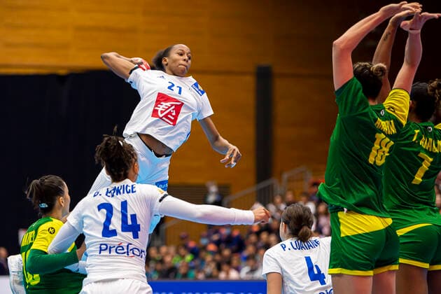 Handball, Frauen: WM 2019, Vorrunde, Gruppe B, 2. Spieltag , Brasilien - Frankreich Orlane Kanor (Frankreich) beim Wurf, Eduarda Amorim Taleska (Brasilien) und Tamires Araujo (Brasilien) im Block Yamaga City Overall Gymnasium Kumamoto Japan