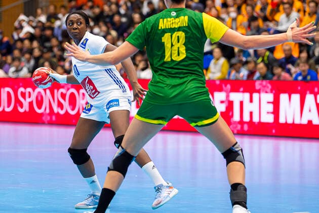 Handball, Frauen: WM 2019, Vorrunde, Gruppe B, 2. Spieltag , Brasilien - Frankreich v.li. Grace Zaadi Deuna (Frankreich), Eduarda Amorim Taleska (Brasilien) Yamaga City Overall Gymnasium Kumamoto Japan