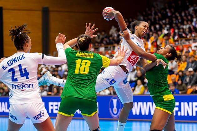 Handball, Frauen: WM 2019, Vorrunde, Gruppe B, 2. Spieltag , Brasilien - Frankreich v.li. Beatrice Edwige (Frankreich), Eduarda Amorim Taleska (Brasilien), Orlane Kanor (Frankreich), Tamires Araujo (Brasilien) Yamaga City Overall Gymnasium Kumamoto Japan