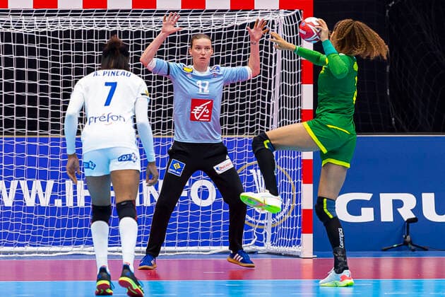 Handball, Frauen: WM 2019, Vorrunde, Gruppe B, 2. Spieltag , Brasilien - Frankreich v.li. Allison Pineau (Frankreich), Torhueterin Amandine Leynaud (Frankreich), Yamaga City Overall Gymnasium Kumamoto Japan