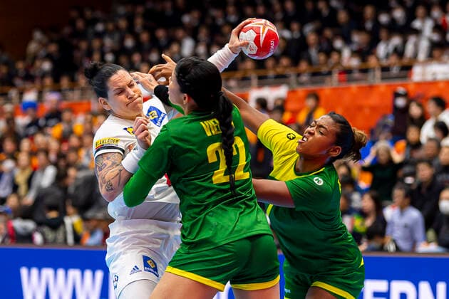 Handball, Frauen: WM 2019, Vorrunde, Gruppe B, 2. Spieltag , Brasilien - Frankreich Alexandra Lacrabere (Frankreich), Samara Vieira (Brasilien)? Tamires Araujo (Brasilien) Yamaga City Overall Gymnasium Kumamoto Japan