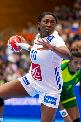 Handball, Frauen: WM 2019, Vorrunde, Gruppe B, 2. Spieltag , Brasilien - Frankreich Grace Zaadi Deuna (Frankreich) Yamaga City Overall Gymnasium Kumamoto Japan