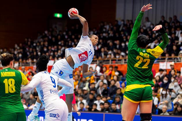 Handball, Frauen: WM 2019, Vorrunde, Gruppe B, 2. Spieltag , Brasilien - Frankreich v.li. Eduarda Amorim Taleska (Brasilien), Astride N Gouan (Frankreich), Orlane Kanor (Frankreich), Samara Vieira (Brasilien) Yamaga City Overall Gymnasium Kumamoto Japan