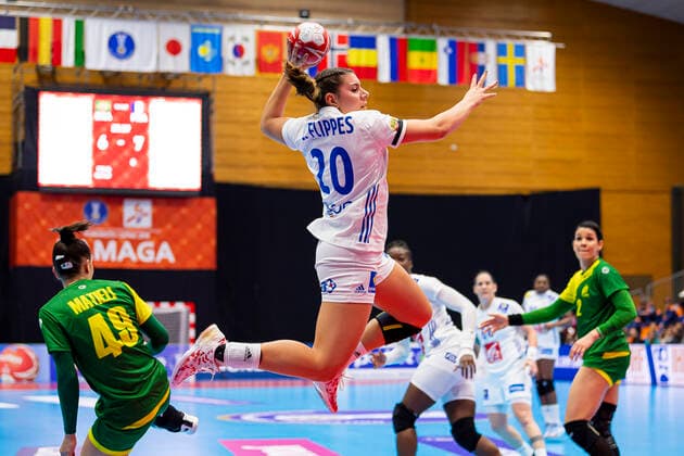 Handball, Frauen: WM 2019, Vorrunde, Gruppe B, 2. Spieltag , Brasilien - Frankreich Laura Flippes (Frankreich) Yamaga City Overall Gymnasium Kumamoto Japan