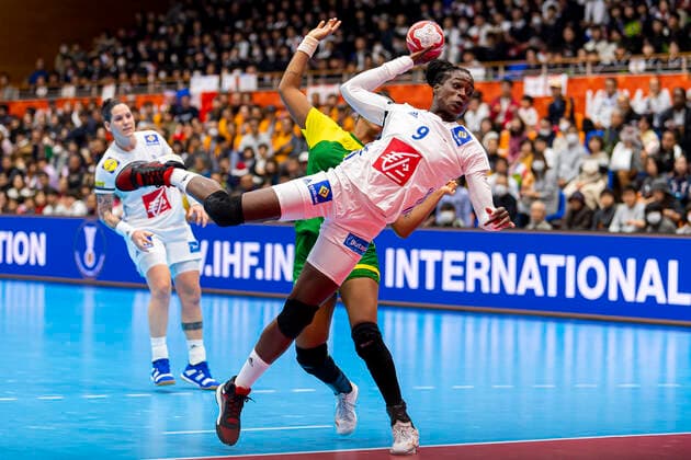 Handball, Frauen: WM 2019, Vorrunde, Gruppe B, 2. Spieltag , Brasilien - Frankreich Astride N Gouan (Frankreich) Yamaga City Overall Gymnasium Kumamoto Japan