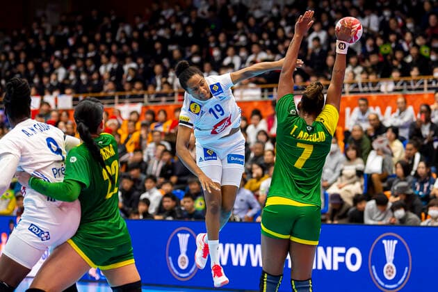 Handball, Frauen: WM 2019, Vorrunde, Gruppe B, 2. Spieltag , Brasilien - Frankreich Oceane Sercien Ugolin (Frankreich) beim Wurf, Tamires Araujo (Brasilien) mit dem Block Yamaga City Overall Gymnasium Kumamoto Japan