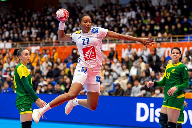 Handball, Frauen: WM 2019, Vorrunde, Gruppe B, 2. Spieltag , Brasilien - Frankreich Estelle Nze Minko (Frankreich) Yamaga City Overall Gymnasium Kumamoto Japan
