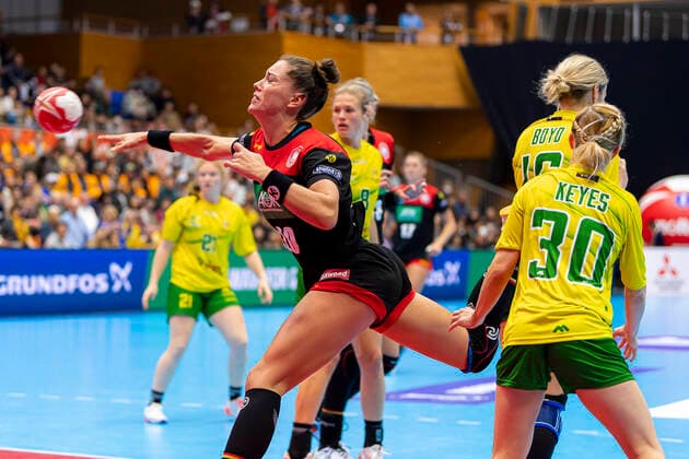 Handball, Frauen: WM 2019, Vorrunde, Gruppe B, 2. Spieltag , Australien - Deutschland Emily Boelk Bölk (Deutschland Thueringer HC), aus20 , Brianna Keyes (Australien) Yamaga City Overall Gymnasium Kumamoto Japan