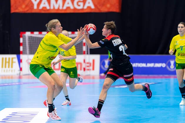 Handball, Frauen: WM 2019, Vorrunde, Gruppe B, 2. Spieltag , Australien - Deutschland v. li. im Zweikampf Sally Potocki (Australien) und Ina Grossmann (Deutschland Thueringer HC) Yamaga City Overall Gymnasium Kumamoto Japan