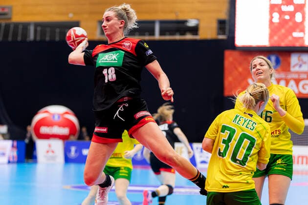 Handball, Frauen: WM 2019, Vorrunde, Gruppe B, 2. Spieltag , Australien - Deutschland Mia Zschocke (Deutschland Leverkusen), Brianna Keyes (Australien) Yamaga City Overall Gymnasium Kumamoto Japan