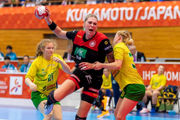 Sport Bilder des Tages Handball, Frauen: WM 2019, Vorrunde, Gruppe B, 2. Spieltag , Australien - Deutschland v.li. Manon Livingstone (Australien), Luisa Schulze (Deutschland Bietigheim), Brianna Keyes (Australien) Yamaga City Overall Gymnasium Kumamoto Japan