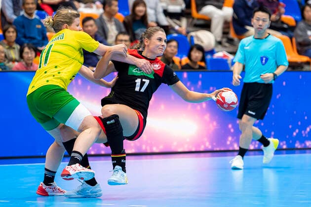 Handball, Frauen: WM 2019, Vorrunde, Gruppe B, 2. Spieltag , Australien - Deutschland v. li. im Zweikampf Emma Guignard (Australien) und Alicia Stolle (Deutschland Thueringer HC) Yamaga City Overall Gymnasium Kumamoto Japan