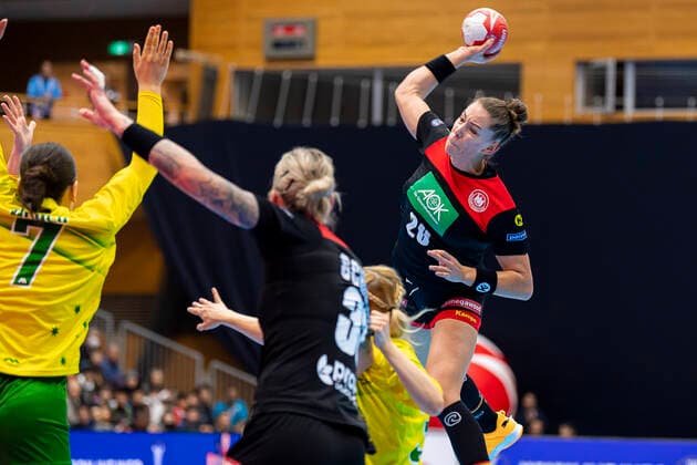 Handball, Frauen: WM 2019, Vorrunde, Gruppe B, 2. Spieltag , Australien - Deutschland v.li. Ana Meded (Australien), Luisa Schulze (Deutschland Bietigheim) am Kreis, Emily Boelk Bölk (Deutschland Thueringer HC) beim Wurf Yamaga City Overall Gymnasium Kumamoto Japan