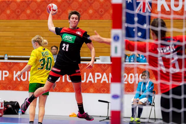 Handball, Frauen: WM 2019, Vorrunde, Gruppe B, 2. Spieltag , Australien - Deutschland v.li. Brianna Keyes (Australien), Ina Grossmann (Deutschland Thueringer HC), Manon Vernay (Australien) Yamaga City Overall Gymnasium Kumamoto Japan
