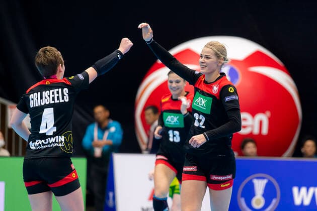 Handball, Frauen: WM 2019, Vorrunde, Gruppe B, 2. Spieltag , Australien - Deutschland v.li. Alina Grijseels (Deutschland Dortmund), Evgenija Minevskaja (Deutschland Brest) Jubel Freude Emotion Yamaga City Overall Gymnasium Kumamoto Japan