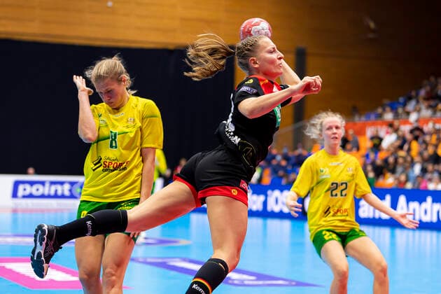 Handball, Frauen: WM 2019, Vorrunde, Gruppe B, 2. Spieltag , Australien - Deutschland v.li. Sally Potocki (Australien), Jenny Behrend (Deutschland VfL Oldenburg), Heather Cooper (Australien) Yamaga City Overall Gymnasium Kumamoto Japan