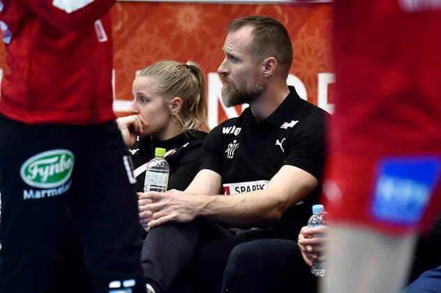 Landstraener Klavs Bruun Joergensen sidder klar inden kampen Danmark-Sydkorea, i den indledende runde i Gruppe B, under Kvindernes Haandbold VM i Kumamoto Prefectural Gymnasium i Japan, soendag den 1. december 2019. . , Kumamoto Denmark Copyright: BoxAmstrupx COP222 spdk20191201-120003-L