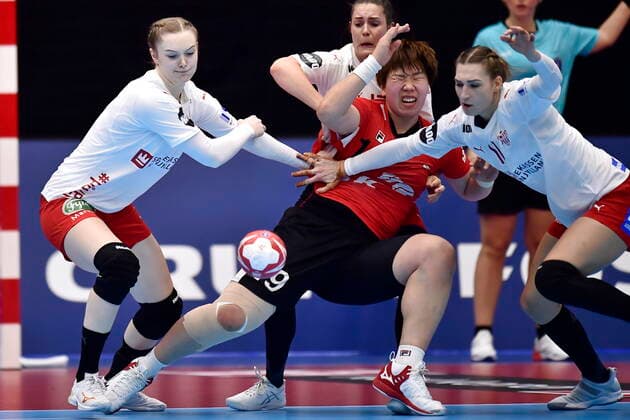 Anne Mette Hansen, Stine Bodholt Nielsen og Line Haugsted i aktion i forsvaret da Danmark moeder Sydkorea, i den indledende runde i Gruppe B, under Kvindernes Haandbold VM i Kumamoto Prefectural Gymnasium i Japan, soendag den 1. december 2019. , Kumamoto Denmark Copyright: BoxAmstrupx COP222 spdk20191201-125149-L