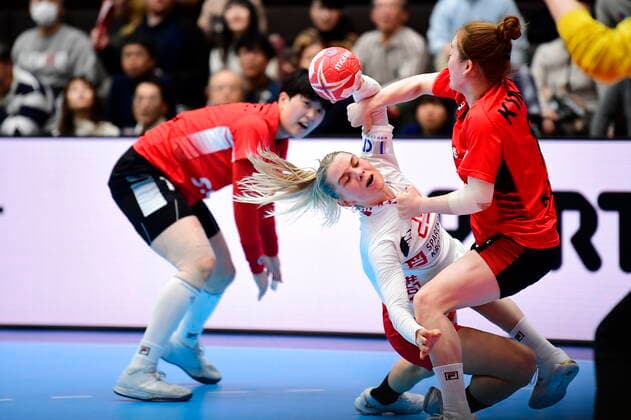 Lotte Griegel i aktion da Danmark moeder Sydkorea, i den indledende runde i Gruppe B, under Kvindernes Haandbold VM i Kumamoto Prefectural Gymnasium i Japan, soendag den 1. december 2019. , Kumamoto Denmark Copyright: BoxAmstrupx COP222 spdk20191201-130432-L