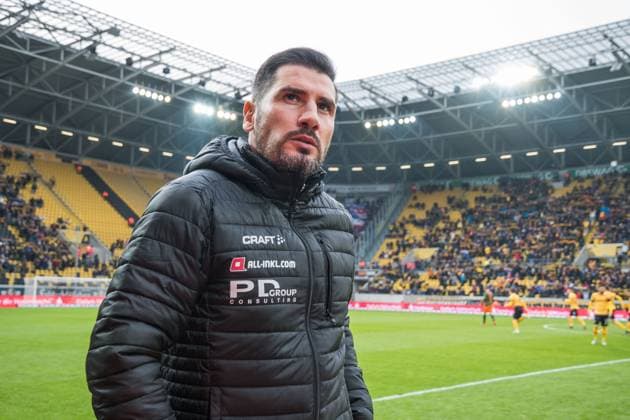 Dresdens Cheftrainer Cristian Fiel kurz vor dem Anpfiff; SG Dynamo Dresden - Holstein Kiel; Fußball; 2. Liga; Saison 2019 2020; 15. Spieltag; Rudolf-Harbig-Stadion; Dresden; 30. November 2019; *** Dresdens head coach Cristian Fiel shortly before the kick-off SG Dynamo Dresden Holstein Kiel Football 2 League Season 2019 2020 15 Matchday Rudolf Harbig Stadion Dresden 30 November 2019