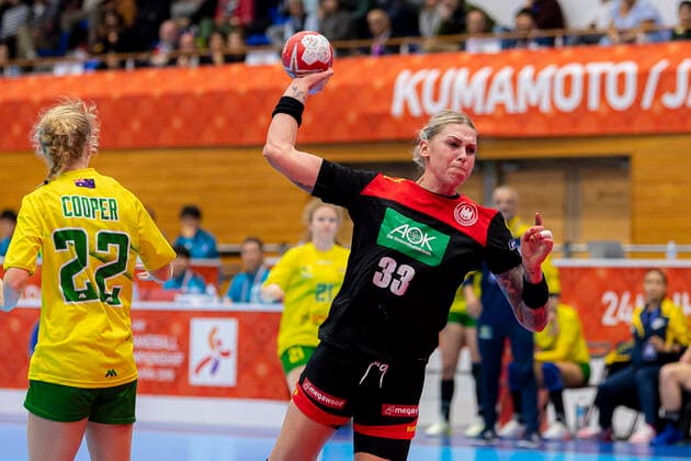 Handball, Frauen: WM 2019, Vorrunde, Gruppe B, 2. Spieltag , Australien - Deutschland v.li. Heather Cooper (Australien), Luisa Schulze (Deutschland Bietigheim) Yamaga City Overall Gymnasium Kumamoto Japan