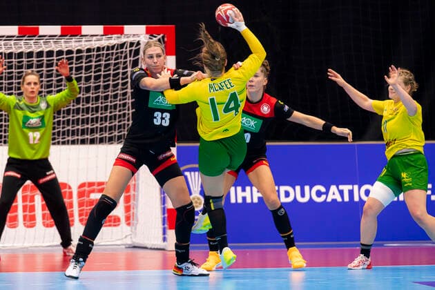 Handball, Frauen: WM 2019, Vorrunde, Gruppe B, 2. Spieltag , Australien - Deutschland v. li. im Zweikampf Luisa Schulze (Deutschland Bietigheim) und Madeleine McAfee (Australien) Yamaga City Overall Gymnasium Kumamoto Japan