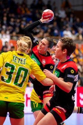 Handball, Frauen: WM 2019, Vorrunde, Gruppe B, 2. Spieltag , Australien - Deutschland v.li. Brianna Keyes (Australien), Julia Behnke (Deutschland Rostov Don) Yamaga City Overall Gymnasium Kumamoto Japan