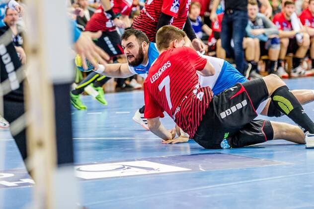 Peshevski, Zarko (TVB Stuttgart 44) Leenders, Toon (HSG Nordhorn-Lingen 7) TVB 1898 Stuttgart - HSG Nordhorn Lingen HBL LIQUI MOLY 1.Handball-BundesligaSCHARRena Stuttgart Baden-Wuerttemberg Deutschland . 01.12.19 Handball 15. Spieltag , Baden Wuerttemberg Deutschland