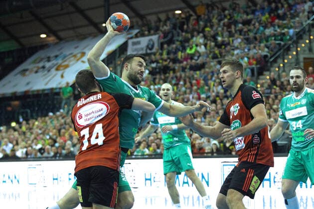SC DHfK Leipzig vs. TSV Hannover-Burgdorf, Liqui Moly HBL, 01.12.19 Handball, 1. Bundesliga, Saison 2019 2020, 15. Spieltag: SC DHfK Leipzig vs. TSV Hannover-Burgdorf am 01.12.19 in der Quarterback Immobilien Arena Leipzig. Im Bild: Bastian ROSCHECK (19, SC DHfK Leipzig am Ball) gegen Vincent BUECHNER (74, Hannover-Burgdorf) und Fabian BOEHM (20, Hannover-Burgdorf) Copyright: xBEAUTIFULxSPORTS JanxKaeferx