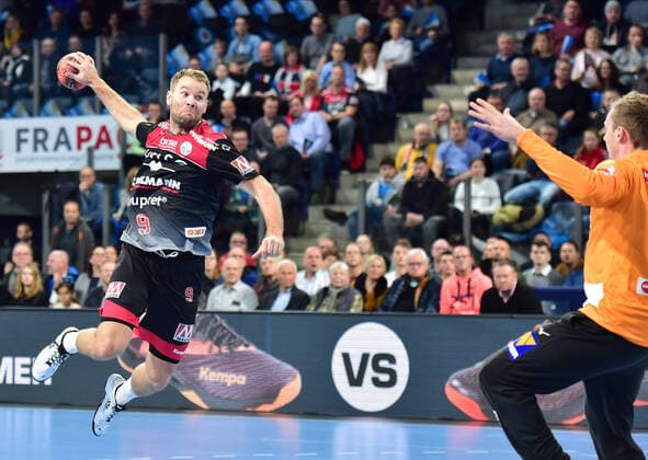 01.12.2019 - Handball - 1. Bundesliga LIQUI MOLY HBL - Saison 2019 2020 - 16.Spieltag: HC Erlangen Metropolregion Nürnberg HCE - HSG Wetzlar - OGo - Petter Overby ( 9, HC Erlangen HCE ) Till Klimpke (11, HSG Wetzlar)