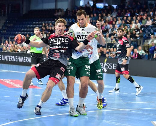 01.12.2019 - Handball - 1. Bundesliga LIQUI MOLY HBL - Saison 2019 2020 - 16.Spieltag: HC Erlangen Metropolregion Nürnberg HCE - HSG Wetzlar - OGo - Jan Schäffer (25, HC Erlangen HCE ) Nils Torbrügge (18, HSG Wetzlar)