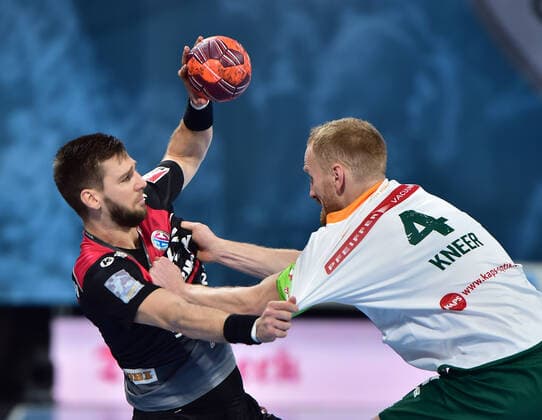 01.12.2019 - Handball - 1. Bundesliga LIQUI MOLY HBL - Saison 2019 2020 - 16.Spieltag: HC Erlangen Metropolregion Nürnberg HCE - HSG Wetzlar - OGo - Sime Ivic (19, HC Erlangen HCE ) Stefan Kneer (4, HSG Wetzlar)