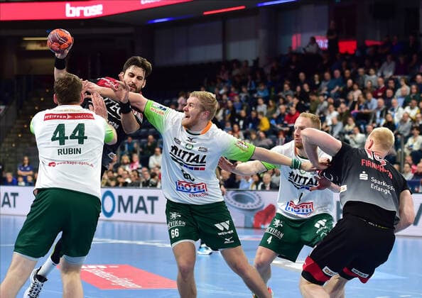 01.12.2019 - Handball - 1. Bundesliga LIQUI MOLY HBL - Saison 2019 2020 - 16.Spieltag: HC Erlangen Metropolregion Nürnberg HCE - HSG Wetzlar - OGo - Quentin Minel (34, HC Erlangen HCE ) Anton Lindskog (66, HSG Wetzlar)