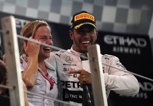Bilder des Jahres 2019, Sport 12 Dezember Sport Bilder des Tages FORMULA 1 ETIHAD AIRWAYS ABU DHABI GRAND PRIX 2019 01.12.2019, Yas Marina Circuit, Abu Dhabi, FORMULA 1 ETIHAD AIRWAYS ABU DHABI GRAND PRIX 2019 , im Bild Podium: Sieger Lewis Hamilton (GB 44), Mercedes-AMG Petronas Motorsport, Britta Seeger (Mercedes) *** FORMULA 1 ETIHAD AIRWAYS ABU DHABI GRAND PRIX 2019 01 12 2019, Yas Marina Circuit, Abu Dhabi, FORMULA 1 ETIHAD AIRWAYS ABU DHABI GRAND PRIX 2019 , in picture podium winner Lewis Hamilton GB 44 , Mercedes AMG Petronas Motorsport, Britta Seeger Mercedes nordphotoxBratic nph00250