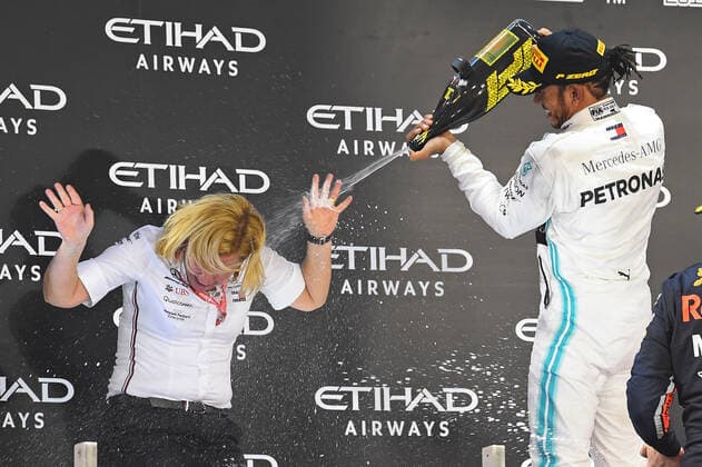 01.12.2019, xekx, Motorsport FIA, Formel 1 Großer Preis von Abu Dhabi - Rennen 2019 emspor, 1. Platz, Sieger, Lewis Hamilton (Mercedes-AMG Petronas) spritz Rosenwasser auf Britta Seeger (Mitglied des Vorstands der Daimler AG) (DFL DFB REGULATIONS PROHIBIT ANY USE OF PHOTOGRAPHS as IMAGE SEQUENCES and or QUASI-VIDEO) Abu Dhabi