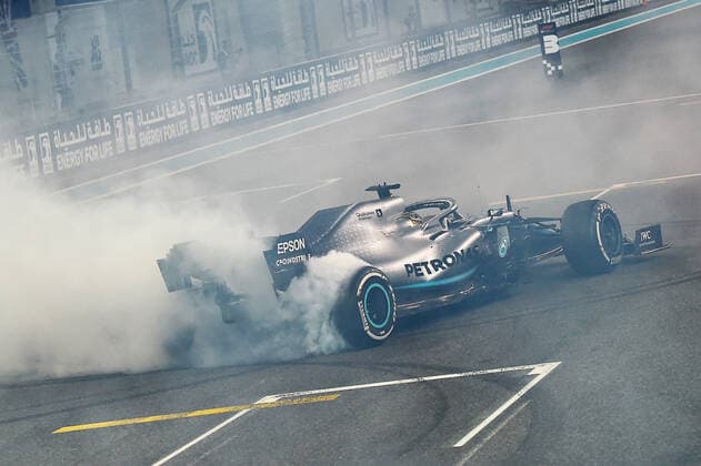 01.12.2019, xekx, Motorsport FIA, Formel 1 Großer Preis von Abu Dhabi - Rennen 2019 emspor, Donuts: Sieger, Platz 1, Lewis Hamilton (Mercedes-AMG Petronas) (DFL DFB REGULATIONS PROHIBIT ANY USE OF PHOTOGRAPHS as IMAGE SEQUENCES and or QUASI-VIDEO) Abu Dhabi
