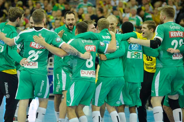 1. Handball-Bundesliga 2019 2020, 15. Spieltag, SC DHfK Leipzig - TSV Hannover-Burgdorf (1.12.2019) Die Spieler von SC DHfK Leipzig feiern nach dem 30:27-Sieg im Handball-Bundesliga-Spiel Leipzig gegen Hannover-Burgdorf (01.12.2019) im Spielerkreis den Erfolg. Leipzig Sachsen Deutschland Arena Leipzig