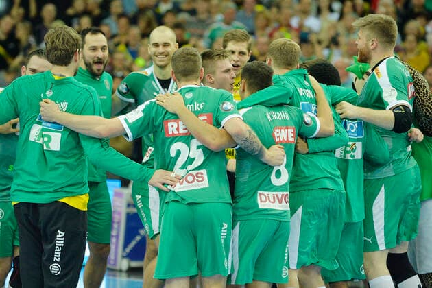 1. Handball-Bundesliga 2019 2020, 15. Spieltag, SC DHfK Leipzig - TSV Hannover-Burgdorf (1.12.2019) Die Spieler von SC DHfK Leipzig feiern nach dem 30:27-Sieg im Handball-Bundesliga-Spiel Leipzig gegen Hannover-Burgdorf (01.12.2019) im Spielerkreis den Erfolg. Leipzig Sachsen Deutschland Arena Leipzig