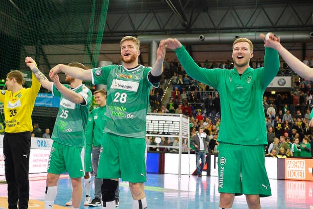 1. Handball-Bundesliga 2019 2020, 15. Spieltag, SC DHfK Leipzig - TSV Hannover-Burgdorf (1.12.2019) Die Spieler von SC DHfK Leipzig feiern nach dem 30:27-Sieg im Handball-Bundesliga-Spiel Leipzig gegen Hannover-Burgdorf (01.12.2019) mit den Fans. Im Bild v.l.n.r. Joel Birlehm (Tormann DHfK Leipzig, Rueckennummmer 35), Gregor Remke (Rueckraumspieler DHfK Leipzig, Rueckennummmer 25), Maciej Gebala (Kreislaeufer DHfK Leipzig, Rueckennummmer 28), Philipp Weber (Rueckraumspieler DHfK Leipzig, Rueckennummmer 20). Leipzig Sachsen Deutschland Arena Leipzig