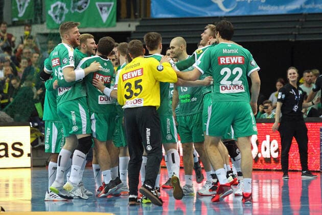 SC DHfK Leipzig vs. TSV Hannover-Burgdorf, Liqui Moly HBL, 01.12.19 Handball, 1. Bundesliga, Saison 2019 2020, 15. Spieltag: SC DHfK Leipzig vs. TSV Hannover-Burgdorf am 01.12.19 in der Quarterback Immobilien Arena Leipzig. Im Bild: DHfK, Team, Jubel, Sieg, Kreis Copyright: xBEAUTIFULxSPORTS JanxKaeferx