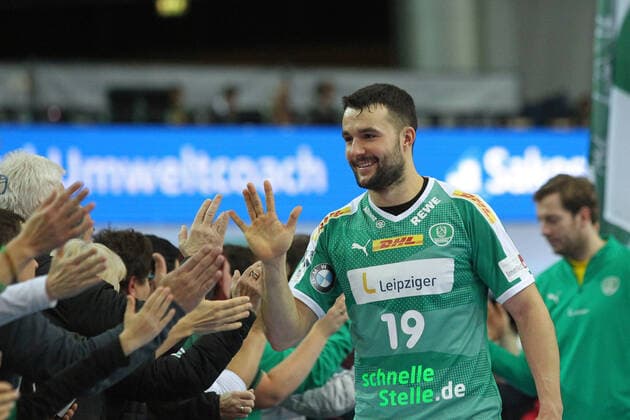 SC DHfK Leipzig vs. TSV Hannover-Burgdorf, Liqui Moly HBL, 01.12.19 Handball, 1. Bundesliga, Saison 2019 2020, 15. Spieltag: SC DHfK Leipzig vs. TSV Hannover-Burgdorf am 01.12.19 in der Quarterback Immobilien Arena Leipzig. Im Bild: Bastian ROSCHECK (19, SC DHfK Leipzig) bei den Fans Copyright: xBEAUTIFULxSPORTS JanxKaeferx