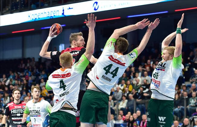 01.12.2019 - Handball - 1. Bundesliga LIQUI MOLY HBL - Saison 2019 2020 - 16.Spieltag: HC Erlangen Metropolregion Nürnberg HCE - HSG Wetzlar - OGo - Antonio Metzner (27, HC Erlangen HCE ) Stefan Kneer (4, HSG Wetzlar) Lenny Rubin (44, HSG Wetzlar)