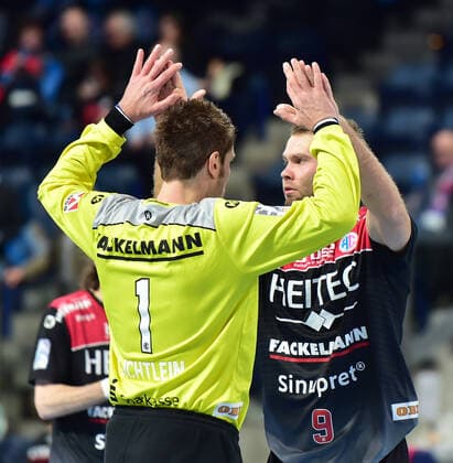 01.12.2019 - Handball - 1. Bundesliga LIQUI MOLY HBL - Saison 2019 2020 - 16.Spieltag: HC Erlangen Metropolregion Nürnberg HCE - HSG Wetzlar - OGo - Carsten Lichtlein (1, HC Erlangen HCE ) Petter Overby ( 9, HC Erlangen HCE ) klatschen zusammen ab