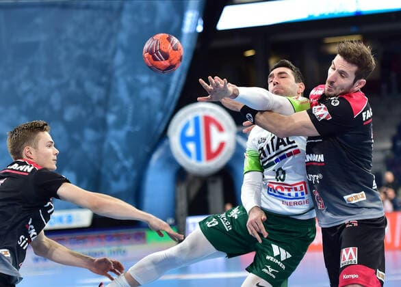 01.12.2019 - Handball - 1. Bundesliga LIQUI MOLY HBL - Saison 2019 2020 - 16.Spieltag: HC Erlangen Metropolregion Nürnberg HCE - HSG Wetzlar - OGo - Christopher Bissel (21, HC Erlangen HCE ) Filip Mirkulovski (13, HSG Wetzlar) Michael Haaß Haass (13, HC Erlangen HCE )