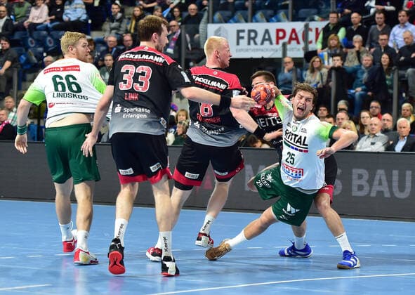 01.12.2019 - Handball - 1. Bundesliga LIQUI MOLY HBL - Saison 2019 2020 - 16.Spieltag: HC Erlangen Metropolregion Nürnberg HCE - HSG Wetzlar - OGo - Sebastian Firnhaber (18, HC Erlangen HCE ) Olle Forsell Schefvert (25, HSG Wetzlar)